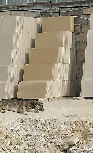 Dekorativ daşlar: Açıq bej rəngli daş plitələr hər növ tikinti və təmir işləri üçün — 17