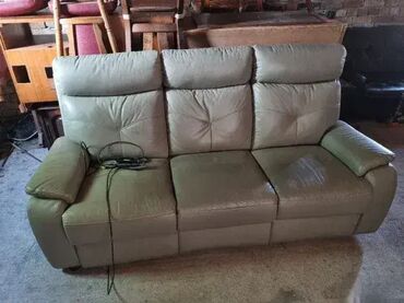 Sofe i kaučevi: Odlican kozni trosed ima napajanje strujom i svoj adapter za sklapanje na lalafo.rs — 1 Sofe i kaučevi: Odlican kozni trosed ima napajanje strujom i svoj adapter za sklapanje — 1