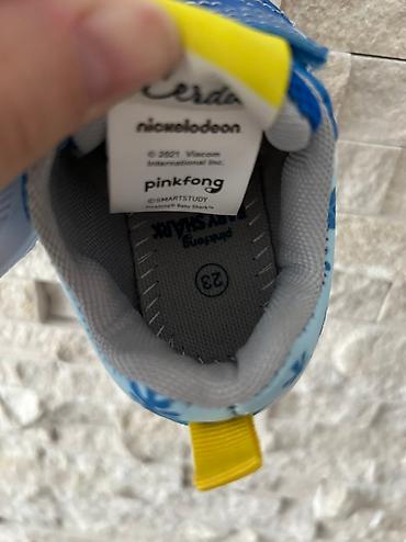 ramaks pantalone: Baby shark patike za devojcicu, bez tragova korišćenja. Velicina 23 — 4