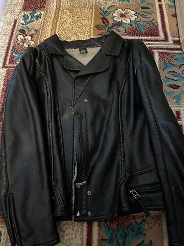 Üst geyimləri: Qara biker tərzində dəri gödəkçə Tebii hec yerinde hecne yoxdur — 1