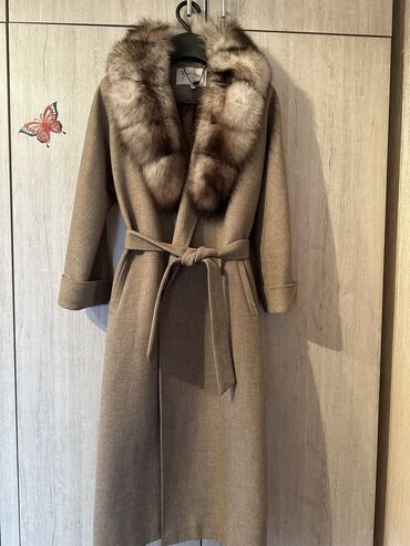 чёрное женское пальто: Продаю пальто. Размер 42-44 Состояние идеальное Одето пару раз Куплено