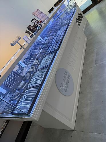 Digər mebel: Aksesuar vitrinidi ici boş sadece vitrin 400 azn satilir — 2