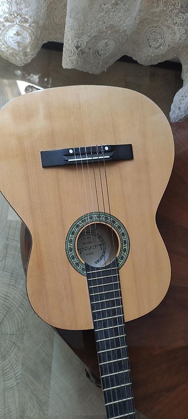 electro gitara: Klassik akustik gitara – LoMed modeli (etiketdə “LoMed model: L16” — 3