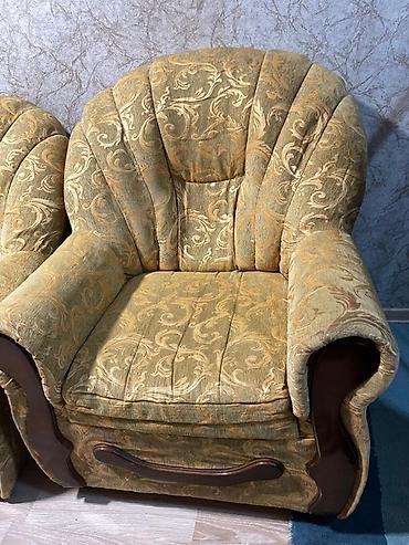 salon divan: Klassik üslubda 3-lü mebel dəsti Tərkib: - 1 ədəd üçnəfərlik divan - — 4