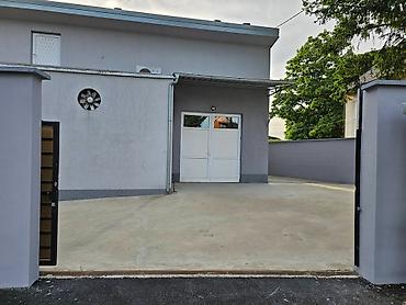 Magacini i radionice: IZDAJEM ILI PRODAJEM POSLOVNI PROSTOR 250m2 i 4 ari placa. Objekat — 2