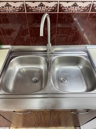 продам ванну чугунную: Yaxşı vəziyyətdə mətbəx moykası satılır. Rusiya istehsalıdır, yeni