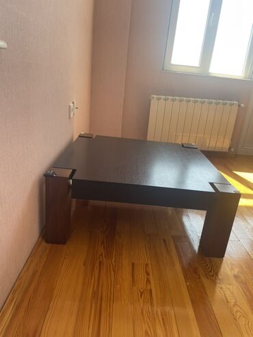 Sifarişlə jurnal masaları: Kvadrat masa, Açılmayan, Təkərsiz, Zəmanətsiz, Ödənişli quraşdırma