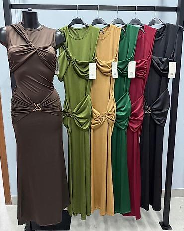 perla leskovac: Elegantna duga haljina bez rukava
Cena 3200 din
S M L XL — 5