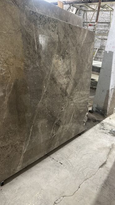 Фасадные гранитные плитки: Моамор светлого оттенка с полированной поверхностью, отражающей свет — 18