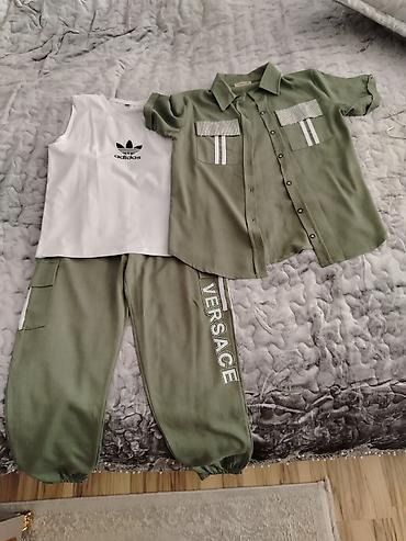 adidas şort: Üçhissəli geyim dəsti - Ağ rəngli, qolsuz köynək: ön hissədə adidas — 1