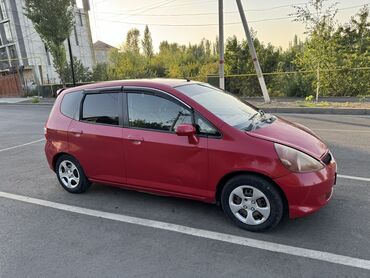 авто обмен на дом: Красный хэтчбек Honda Fit с пятидверным кузовом и черными