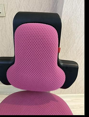 oyun manitoru: Erqonomik ofis/oxu kürsüsü – çəhrayı nəfəsalan parça, qara plastik — 2