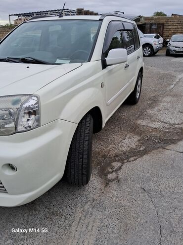 Nissan: Ağ rəngli kompakt krossover/SUV. Xüsusiyyətlər: - Kuzov: 5 qapılı — 3