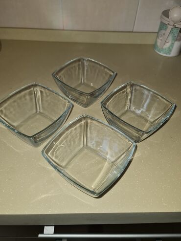 старые посуды: Набор из четырёх квадратных салатниц. Стекло