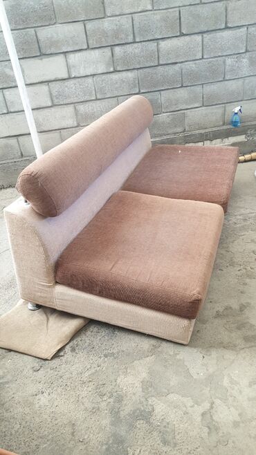 продавец мебели: Продаю легкий диванчик. надо поменять ножки