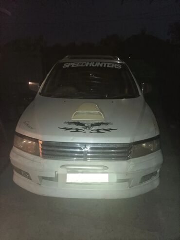 белый byd e5: Mitsubishi Chariot: 2001 г., 2.4 л, Автомат, Бензин, Универсал