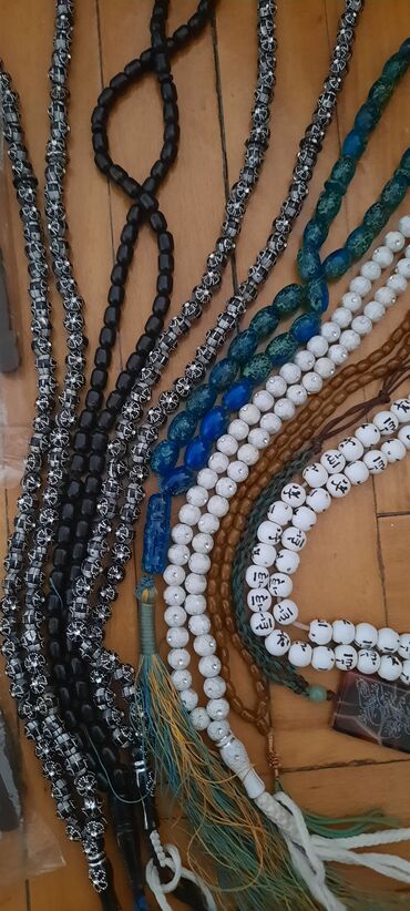 Dini kitablar: Kiçik Quran kitabı.təsbehlər plastiklər biri 1 azn.şüşələr 3 azn.2 — 9