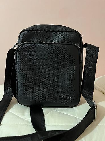 lacoste барсетки: Сумка через плечо Lacoste, черная - Компактная прямоугольная форма — 1