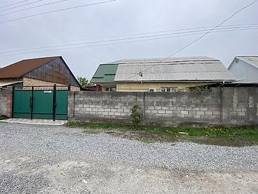 Продажа коттеджей и домов: Продаётся жилой дом с ограждённым двором и хозпостройками. Площадь — 3