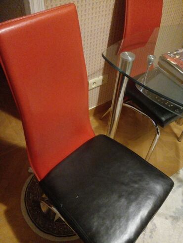 Masa və oturacaq dəstləri: КУХОННЫЙ СТОЛ, СТЕКЛЯННЫЙ. НОВЫЙ. Продается за 250м. ТРЕУГОЛЬНЫЙ СТОЛ — 4