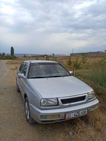 купить двигатель д 245: Серебристый седан Volkswagen vento, модель 1993-х годов, с характерным