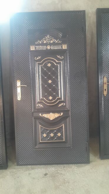 Giriş qapıları: Qara rəngdə, üzərində qızılı naxışlar olan dəmir qapı. Qapının -da lalafo.az — 7 Giriş qapıları: Qara rəngdə, üzərində qızılı naxışlar olan dəmir qapı. Qapının — 7
