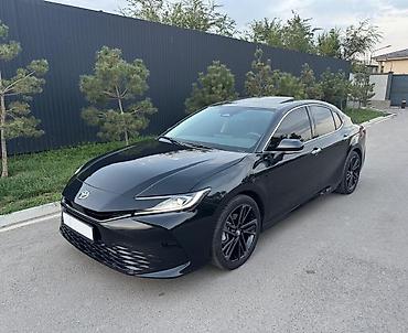 машины до 100к: Toyota Camry: 2025 г., 2 л, Вариатор, Гибрид, Седан — 1