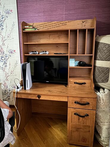 кухонный гарнитур бу: Komputer stolu satilir. Yeni alinib az muddet istifade olunub. Ustunde