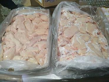 тушки бройлера: Замороженные куриные филе с кожурой в промышленной упаковке. - Тип — 1