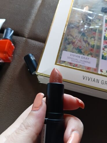 Šminka: Set kozmetike – više brendova Sadržaj: - Vivian Gray poklon set — 5