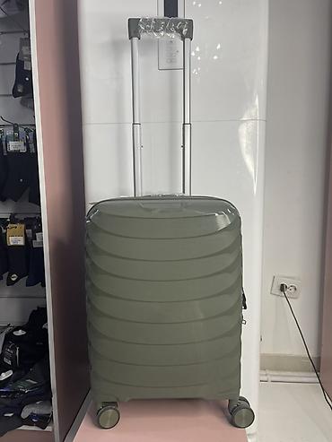 Чемоданы: Чемодан, Новый, Материал: Пластик, Маленький (до 40 л), Твердый корпус — 8