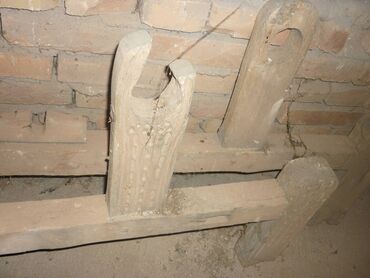 Stari uređaji: Stari drveni ramovi sa dodatcima za tkanje razbojom – ručni Razboj za — 4
