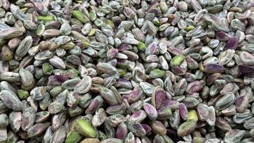 Сухофрукты, орехи, снеки: Очищенные фисташки, готовые к употреблению. Ядра имеют характерный — 4