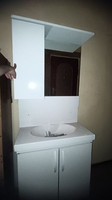 Мойдодыры: Ağ rəngdə, güzgülü, lavabolu hamam mebeli dəsti. Bu dəst lavabolu alt