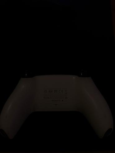 sim operator: Sony PlayStation 5 üçün DualSense simsiz oyun pultu. Ağ rəngli korpus — 1