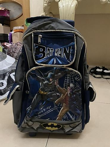 Batman temalı uşaq məktəb çantası – təkərli və dartma qulplu model - lalafo.az -da Batman temalı uşaq məktəb çantası – təkərli və dartma qulplu model -