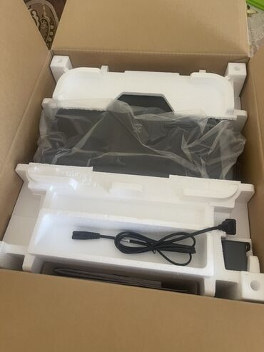 qrafik tablet: Yeni qablaşdırmasında qara rəngli printer. Bu printer şaquli divar