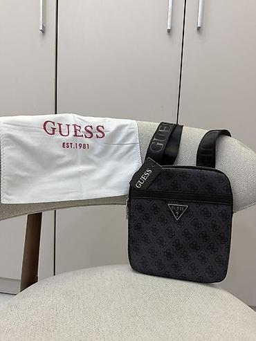 сумка в раддом: Барсетка Guess - Модель: компактная кросс-боди/мессенджер - Цвет — 1