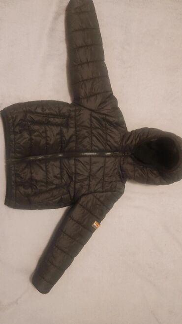 легкая куртка: Легкая и одновременно очень теплая куртка на мальчика 5-6 лет