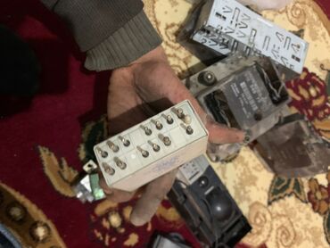 Maqnitofonlar: Bosch avtomobil maqnitofonu (head unit) üçün əsas blok və metal montaj — 22