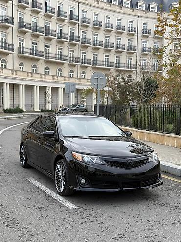 audi quattro: Toyota Camry (VII nəsil, təxminən–2014 üslubu) – sedan, qara rəng — 1