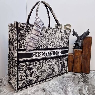 dior torba cijena: Elegantna torbica, Christian Dior, Materijal: Koža