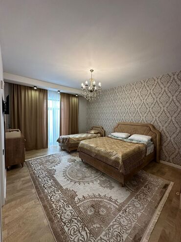 Hovuzlar: Hovuz olan həyət evi. Ərazidə istirahət üçün günəş çarpayıları, stol — 20