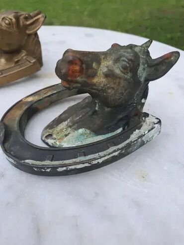 Ostali antikviteti: Bronzani zvekir, prodaju se u vidjenom stanju. Cena za konje 10000 — 6