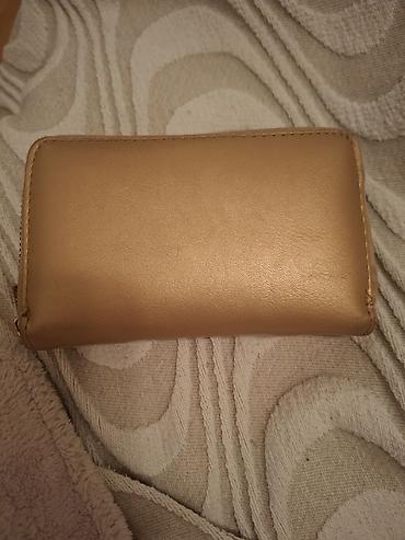 munja mekvin ranac: Zlatno-bež ženski novčanik/etui - Elegantna, minimalistička — 1