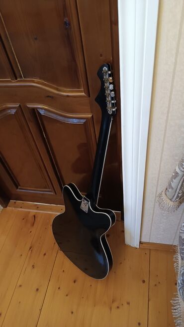 Elektro gitaralar: Tornado Xüsusiyyətlər: - Korpus: yarı-hollow (f delikləri ilə), qalın — 7