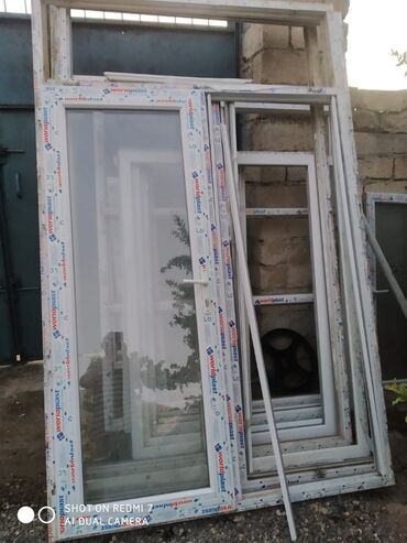 pvc qapilar: Şüşəli ağ PVC pəncərə, müxtəlif ölçülü hissələrlə birgə təqdim olunur