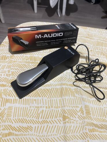 караоке микрафон: Универсальная сустейн-педаль M-Audio SP-2 с хромированной педалью и