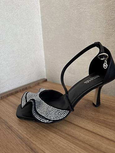 qadin cəkmə: Michael Kors qadın sandaleti

yeni 230 azn 

razmer 36 — 5