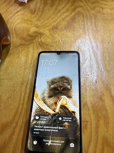 deco e4: Смартфон POCO в чёрном цвете. Модель с большим безрамочным экраном и — 1